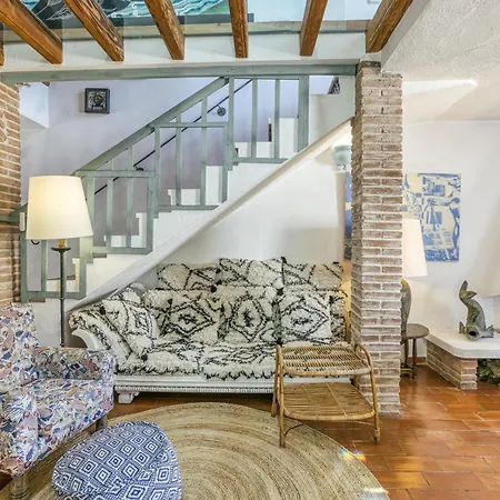 Designer House With Panoramic Views *