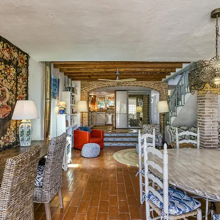 Designer House With Panoramic Views *